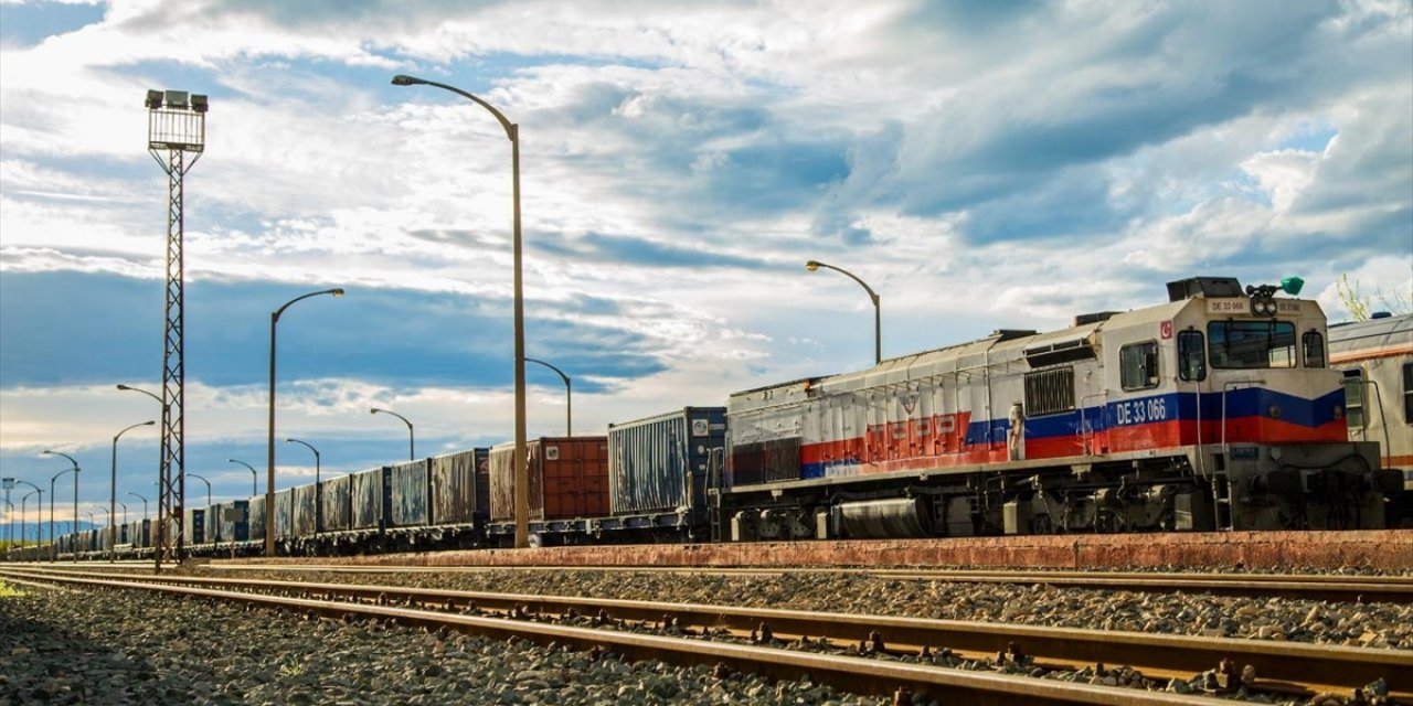 Demir Yollarındaki İltisak Hatlarıyla 8 Ayda 7,8 Milyon Ton Yük Taşındı