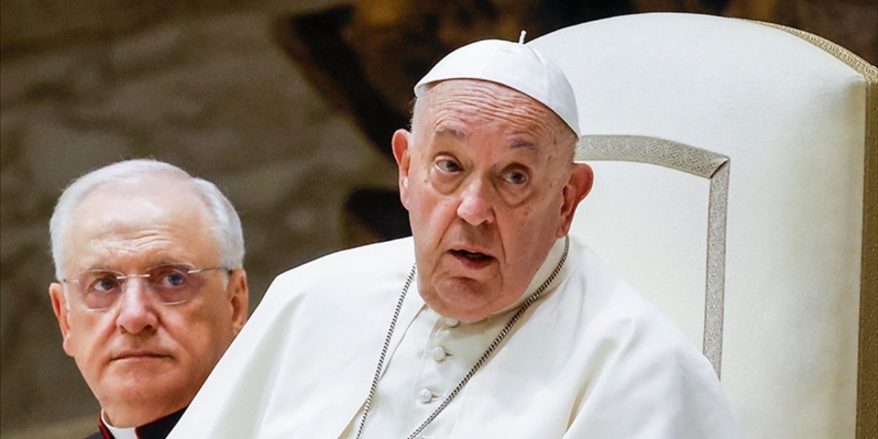 Papa, Bir Okulun Bombalanmasının "Korkunç" Olduğunu Söyledi