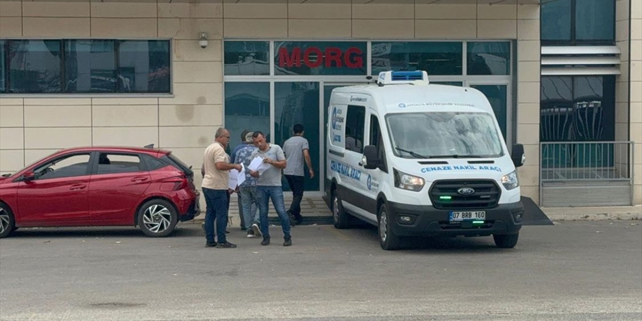 Antalya'da Otomobilin Su Tankerine Çarptığı Kazada 3 Kişi Öldü, 2 Kişi Yaralandı