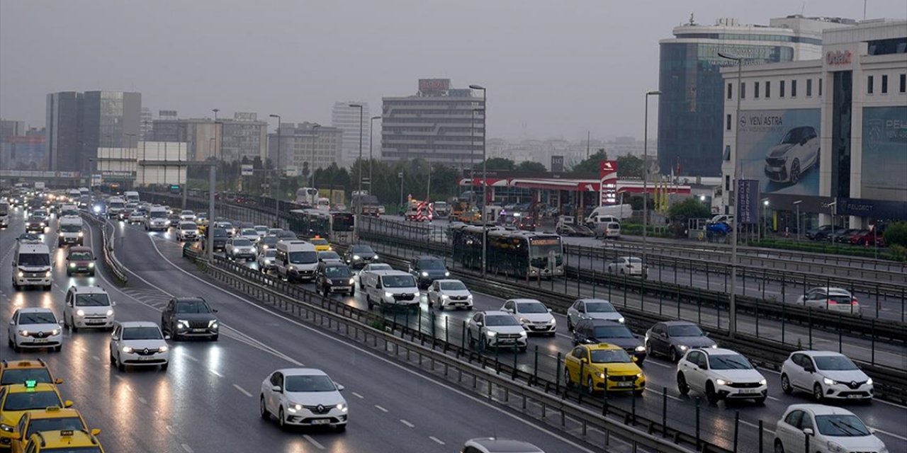 İstanbul'da Haftanın İlk İş Günü Yağışın Da Etkisiyle Trafik Yoğunluğu Arttı