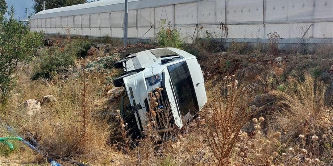 Antalya'da Şarampole Devrilen Tur Minibüsündeki 13 Kişi Yaralandı