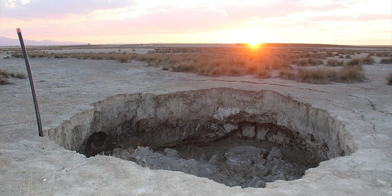 Afyonkarahisar'da 10 Metre Çapında 4 Metre Derinliğinde Obruk Oluştu