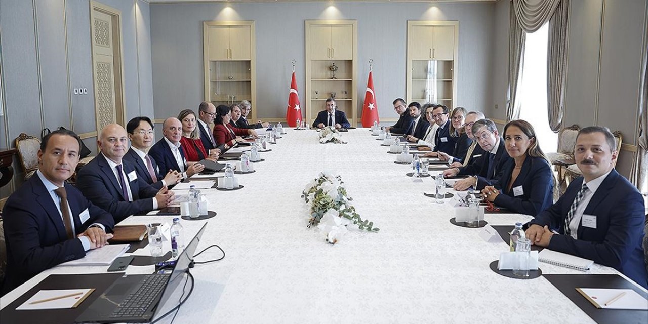 Cumhurbaşkanı Yardımcısı Yılmaz, Avrupa İmar ve Kalkınma Bankası Yöneticileriyle Görüştü