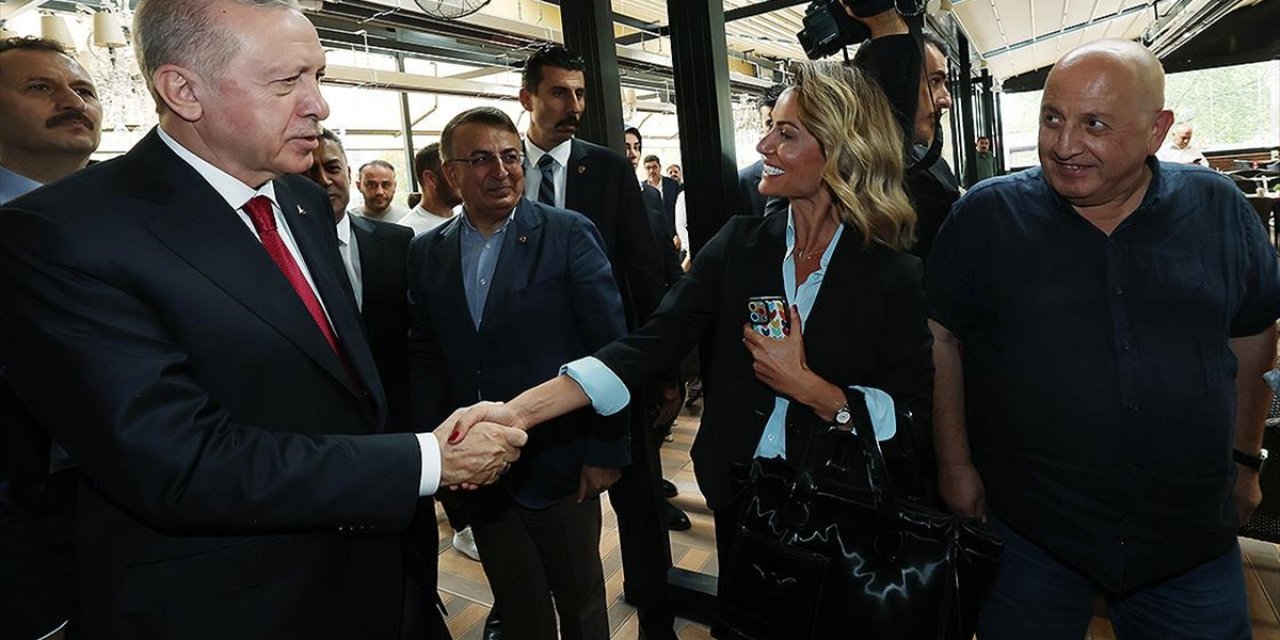 Cumhurbaşkanı Erdoğan Pastanede Vatandaşlarla Sohbet Etti