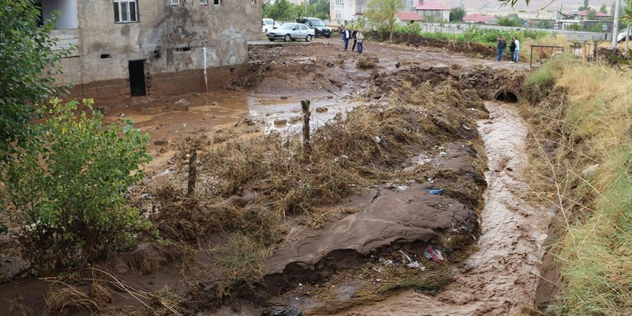 Bitlis'te Sağanak Heyelana Yol Açtı