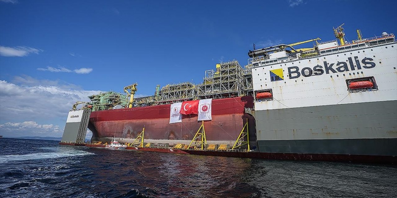 Bakan Bayraktar, Çanakkale'de Türkiye'nin İlk Yüzer Doğal Gaz Üretim Platformunu Karşıladı