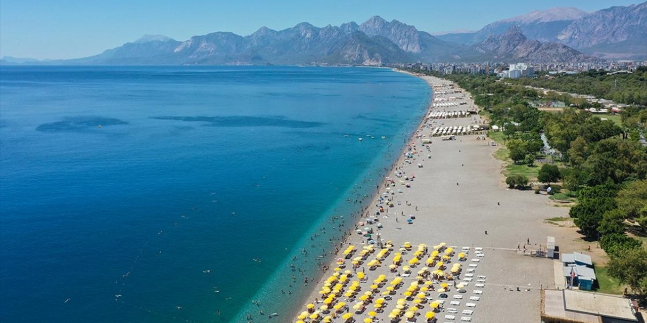 Antalya'da 2024 Sonu İçin Hedeflenen Turist Sayısının Aşılması Bekleniyor