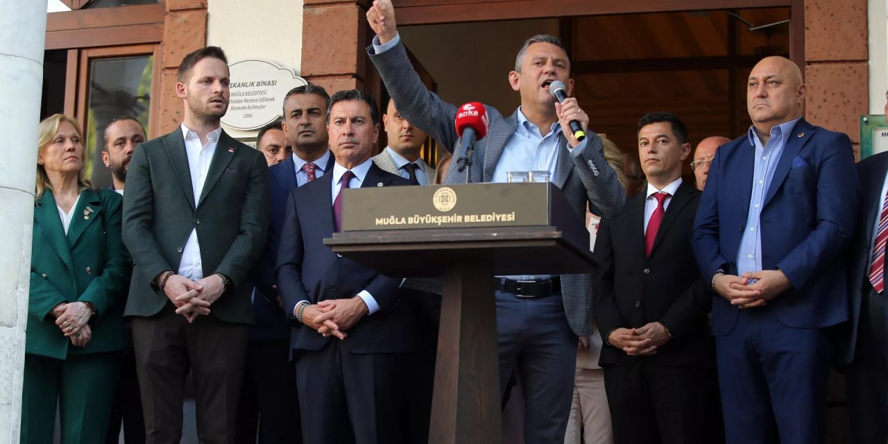 CHP lideri Özel, 'Mustafa Kemal'in Askeriyiz Deyin' Diyen Kişiye Tepki Gösterdi