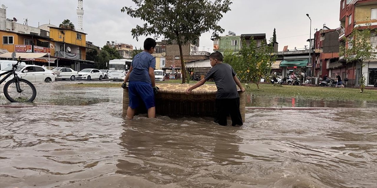 Adana'da Sağanak Ve Şiddetli Rüzgar Hayatı Olumsuz Etkiledi