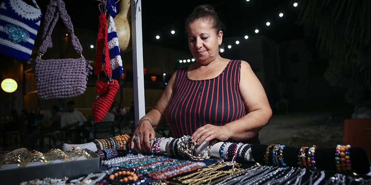 Hatay'da Kadınların El Emeği Ürünleri, Işıklandırılan Sokakta Sergileniyor