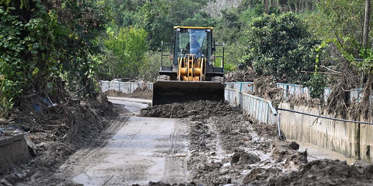 Trabzon'da Taşkın Ve Heyelan Meydana Gelen İlçelerde Temizlik Çalışmaları Sürüyor