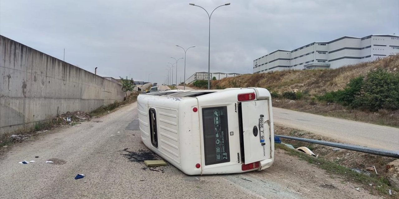 Bursa'da İşçi Servisi Minibüsünün Devrildiği Kazada 13 Kişi Yaralandı