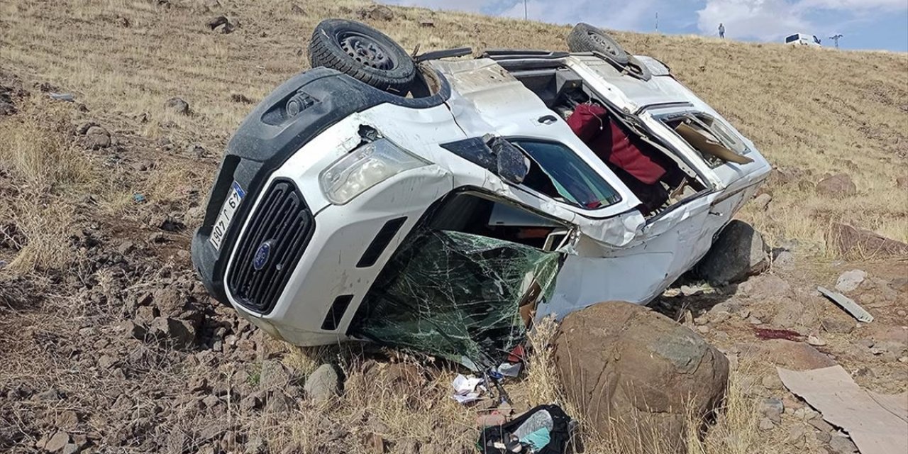 Muş'ta Şarampole Devrilen Minibüsteki 20 Kişi Yaralandı