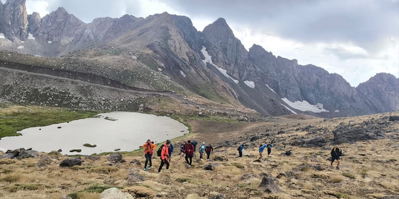 Çekya'dan Gelen 15 Dağcı Yüksekova'nın Doğal Güzelliklerini Gezdi