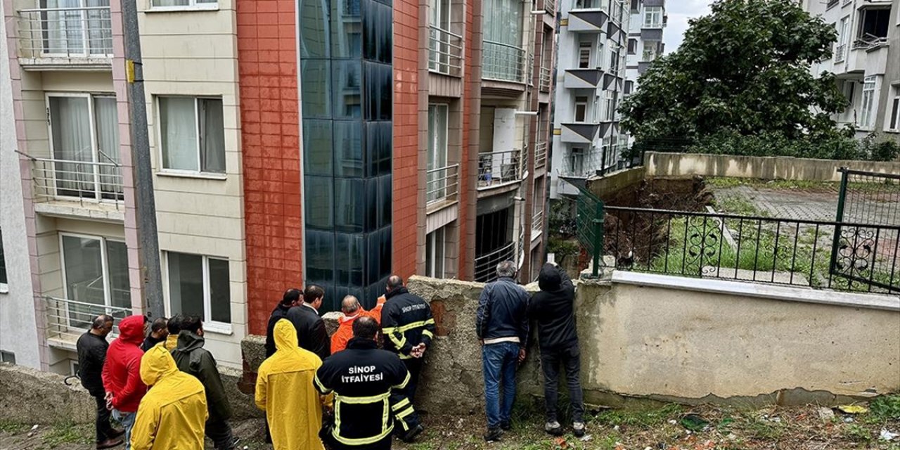 Sinop'ta Sağanak Nedeniyle İstinat Duvarı Yıkıldı, Bazı Yollarda Hasar Oluştu