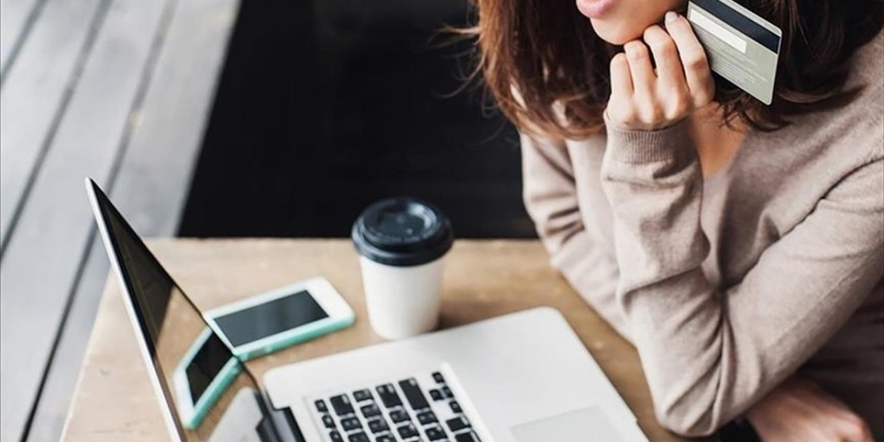 "Karanlık Ticari Tasarımlar", Sahte İndirimler ve Eksik Bilgilendirmeyle Tüketicileri Yanıltıyor