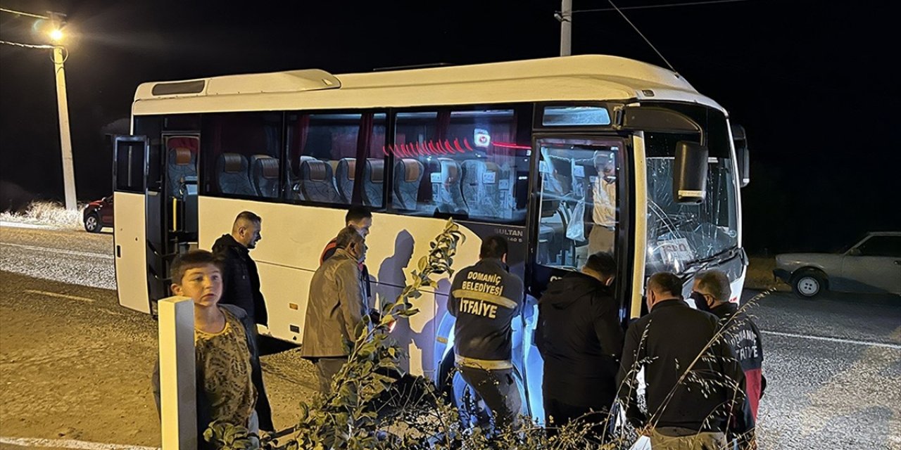 Kütahya'da İşçi Servisi İle Hafif Ticari Araç Çarpıştı, 10 Kişi Yaralandı
