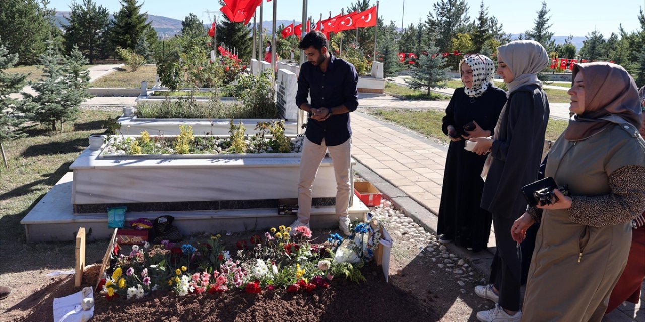 Şehit Polis Memuru Şeyda Yılmaz'ın Kabri Çiçekler Ve Duygu Dolu Mektuplarla Donatıldı