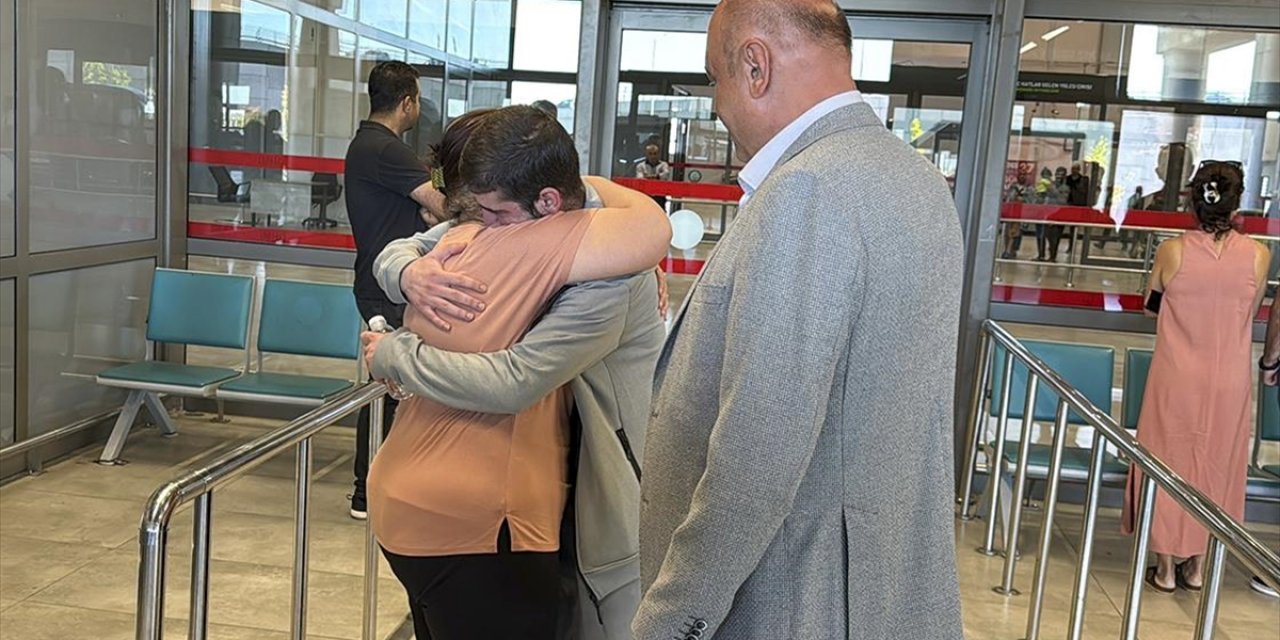 Bosna Hersek'te Zorla Alıkonulduğu İddia Edilen Deniz Eliş, Memleketi Gaziantep'e Geldi