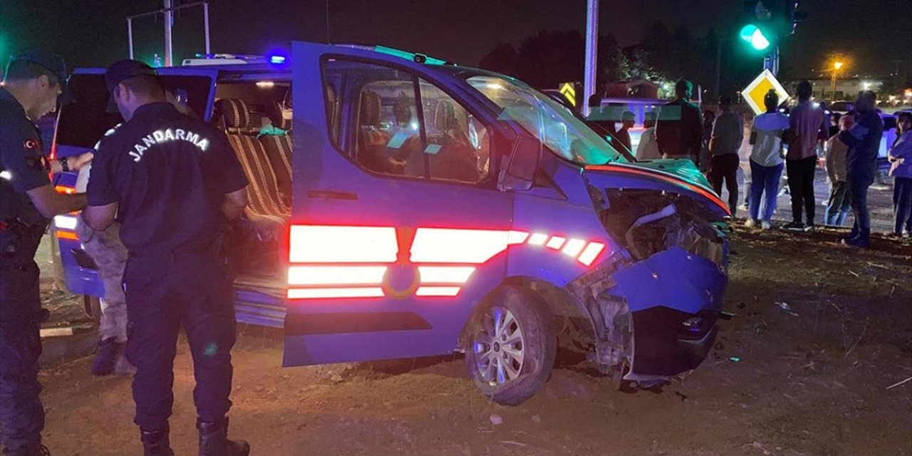 Malatya'da Askeri Araçla Otomobilin Çarpıştığı Kazada 5'i Jandarma 8 Kişi Yaralandı