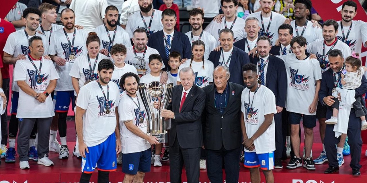Cumhurbaşkanı Erdoğan, Anadolu Efes'e Şampiyonluk Kupasını Verdi