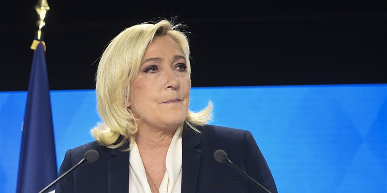 Fransa'da Aşırı Sağcı Le Pen'in Ab Fonlarını Zimmetine Geçirmekle Yargılandığı Dava Başladı