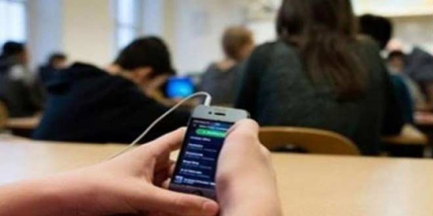 Okulda Öğrencilere Telefon Kontrolü Geldi