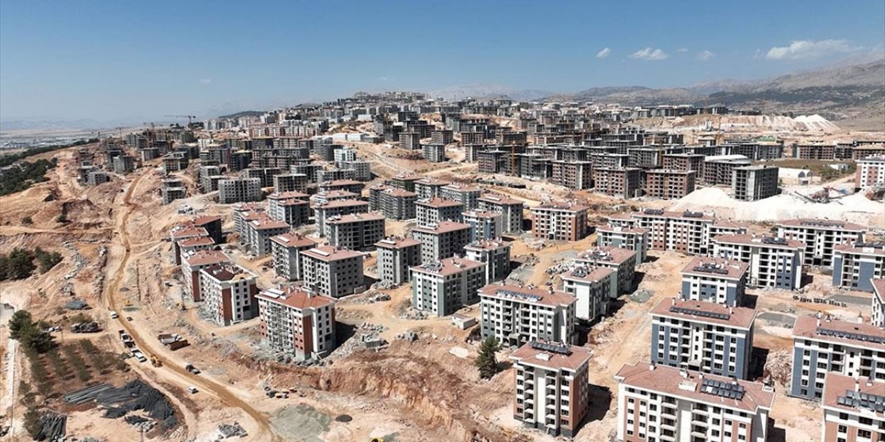 Türkiye'nin En Büyük Şantiyesinde Deprem Konutlarının İnşası Sürüyor