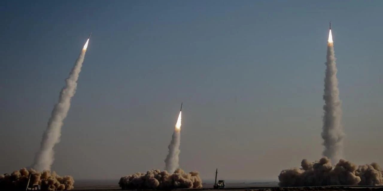 İran İsrail'i Vurdu... Balistik Füzeler Fırlatıldı