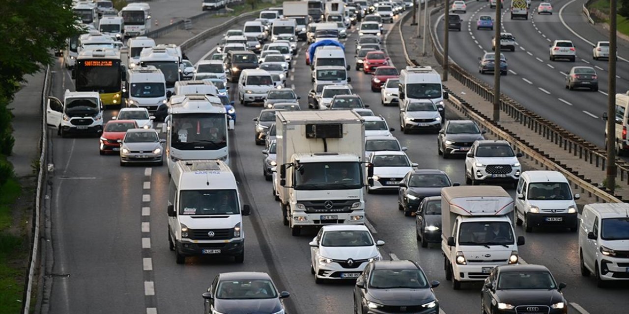 İstanbul'da Sabah Saatlerinde Trafik Yoğunluğu Yaşanıyor