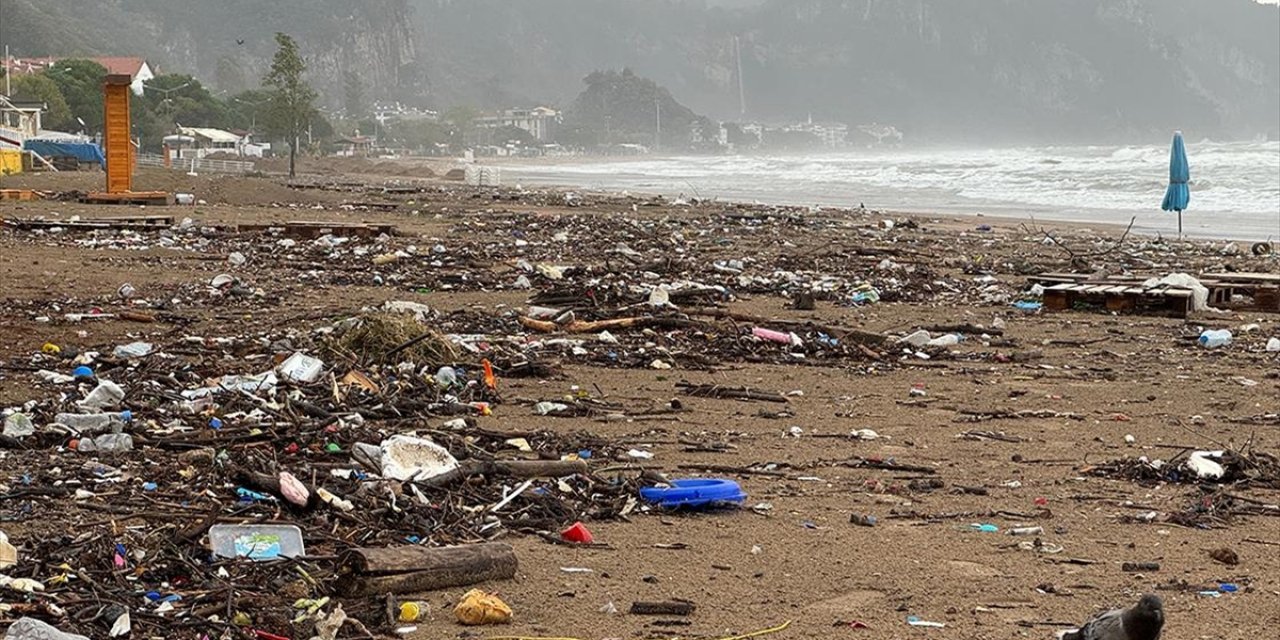 Bartın'da Sağanakla Denize Sürüklenen Atıklar İnkumu Sahilinde Kirlilik Oluşturdu