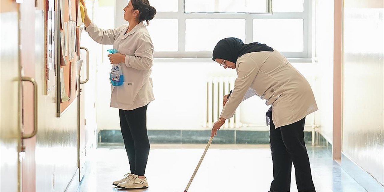İstanbul'daki Okullarda 5 Bin 500 Ek Temizlik Personeli Göreve Başladı