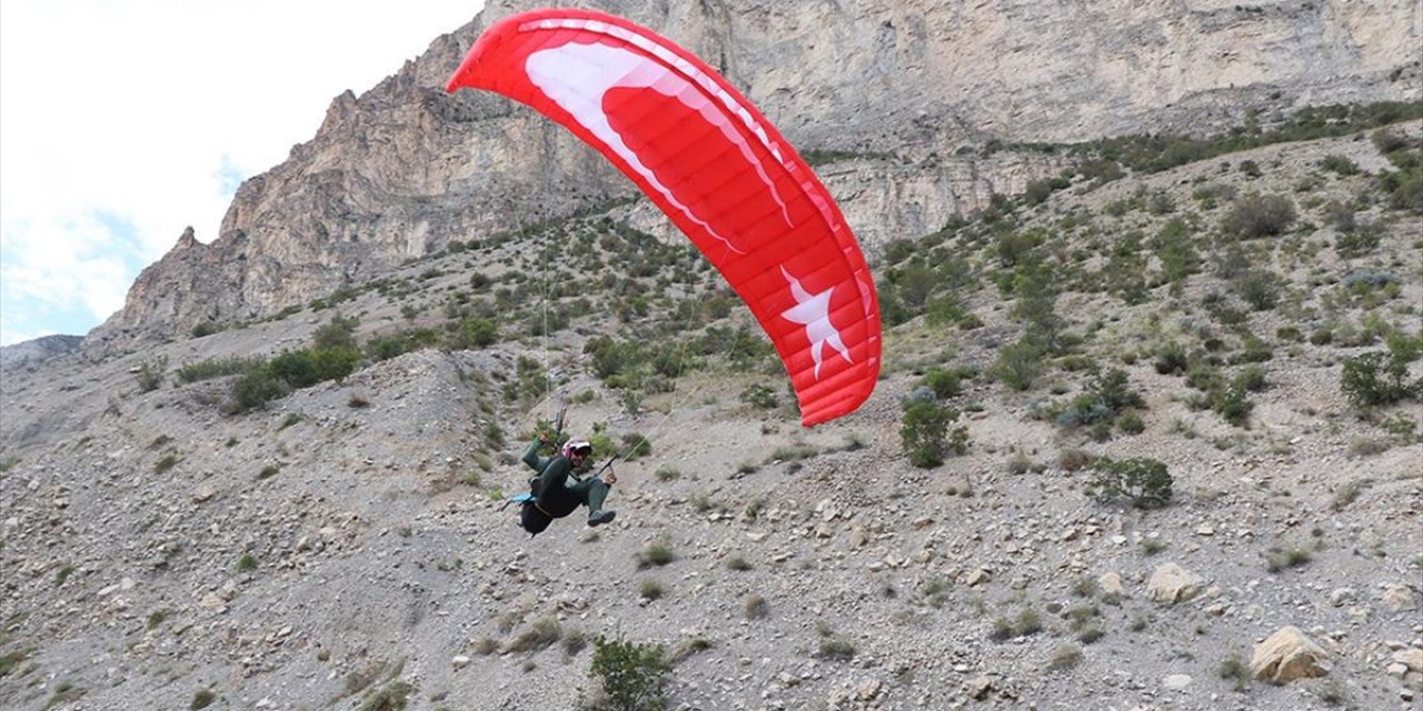 Şampiyon Yamaç Paraşütçü, Hazırlıklarını Uzundere'nin Sarp Dağlarında Yapıyor