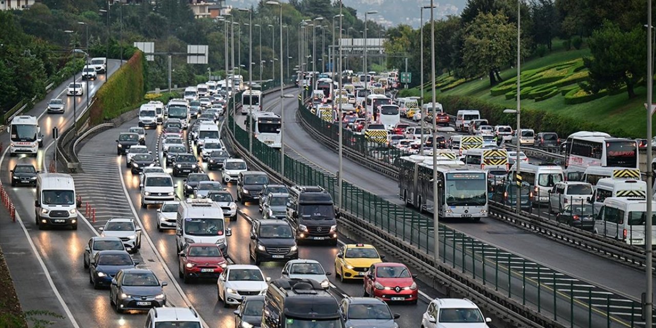 İstanbul'da Haftanın İlk İş Gününde Trafik Yoğunluğu Yaşanıyor