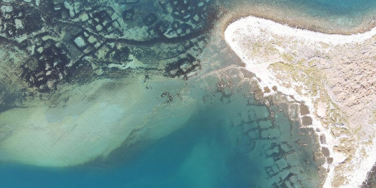 Van Gölü'nün Çekilmesiyle Görünür Hale Gelen Yapı Kalıntılarında Belgeleme Çalışması Yapıldı