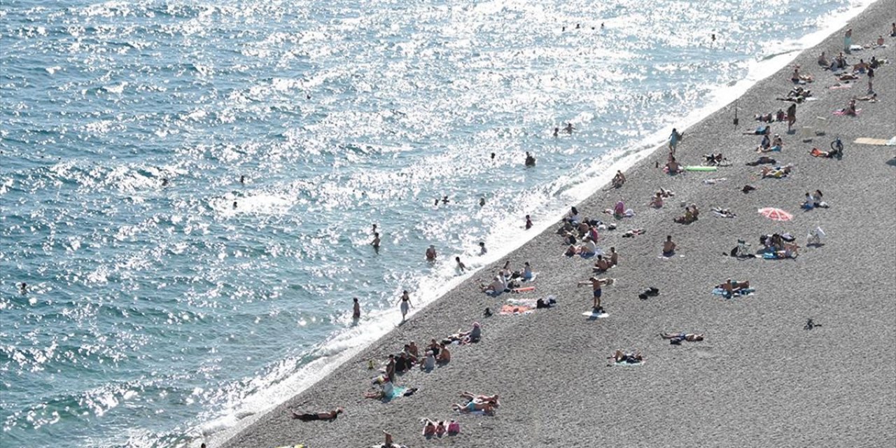 Antalya'da Sıcak Hava Nedeniyle Sahillerdeki Yoğunluk Sürüyor