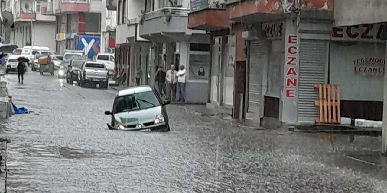 Artvin'in Hopa İlçesinde Sağanak Hasara Yol Açtı
