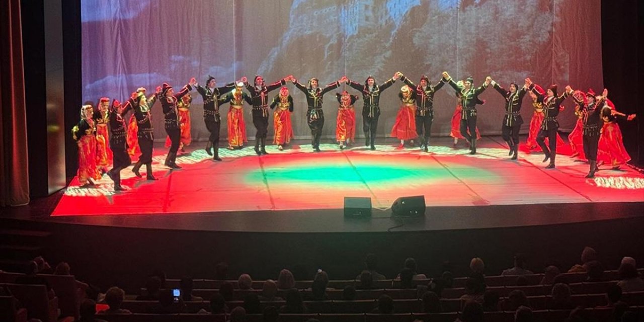 Devlet Halk Dansları Topluluğunun "Bizim Renklerimiz" Gösterisi AKM'de Sahnelendi