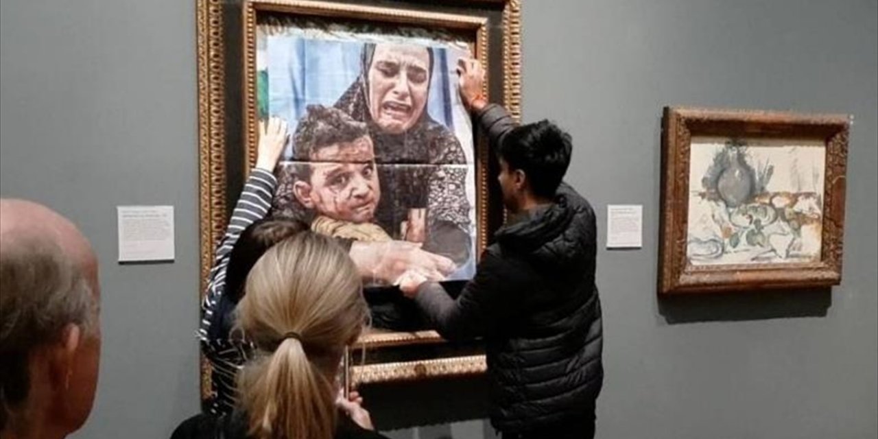 Gazze’de Soykırımın Durdurulmasını İsteyen Aktivistler Picasso Tablosuna AA'nın Karesini Yapıştırdı