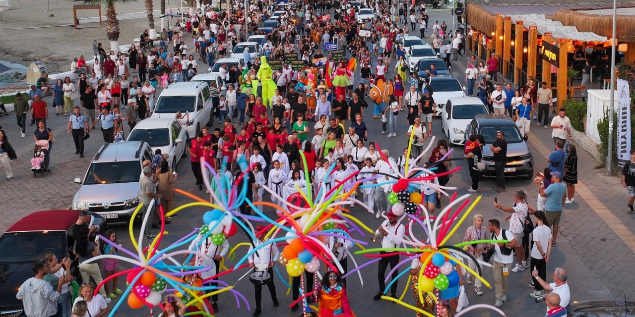 Uluslararası Kuşadası Sokak Festivalinin Açılışı Rio Karnavalını Aratmadı