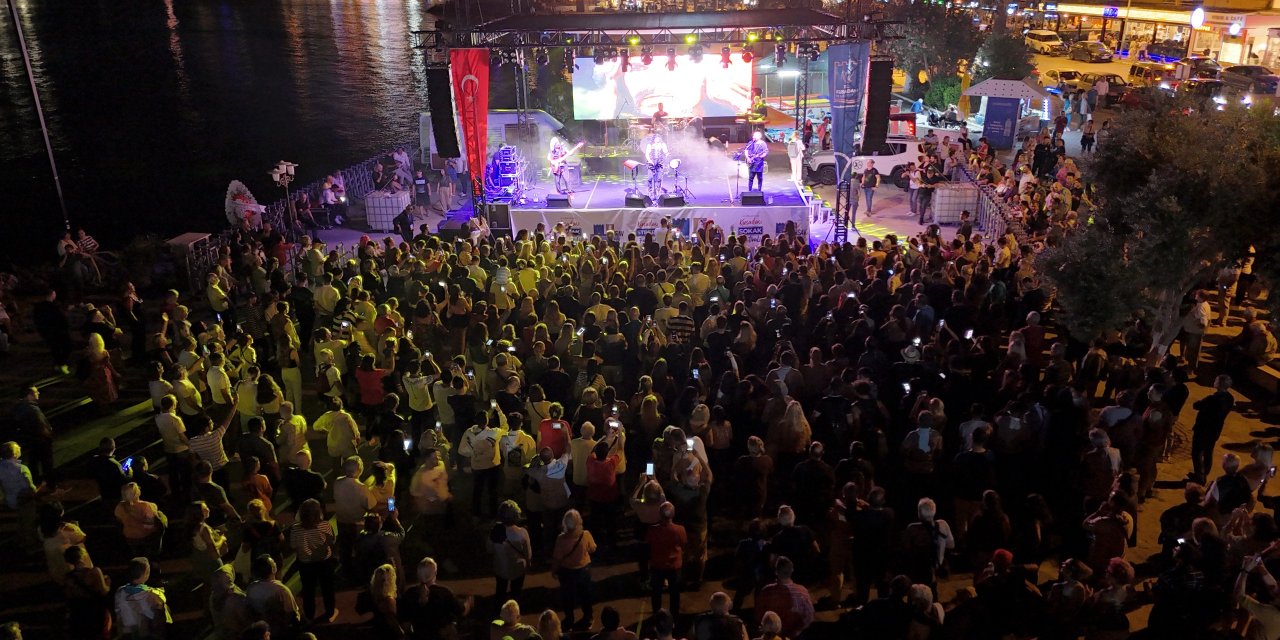 Kuşadası Sokak Festivalinin İlk Gününde Necati Ve Saykolar Rüzgârı Esti