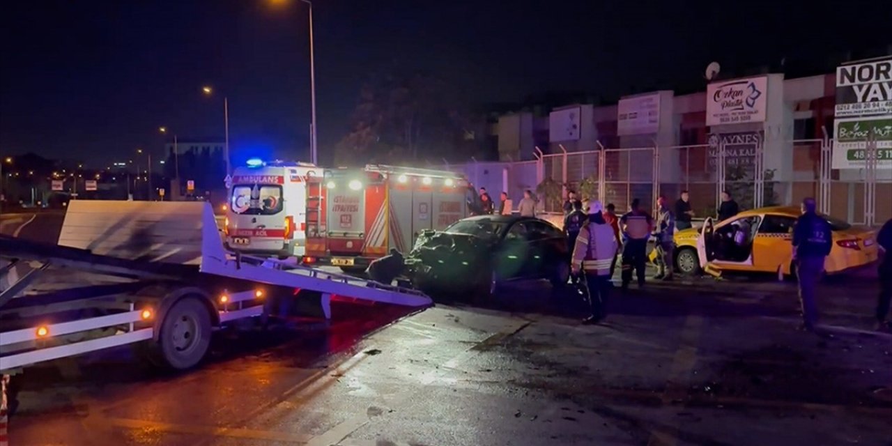 Başakşehir'de Taksi İle Otomobil Çarpıştı, 10 Kişi Yaralandı