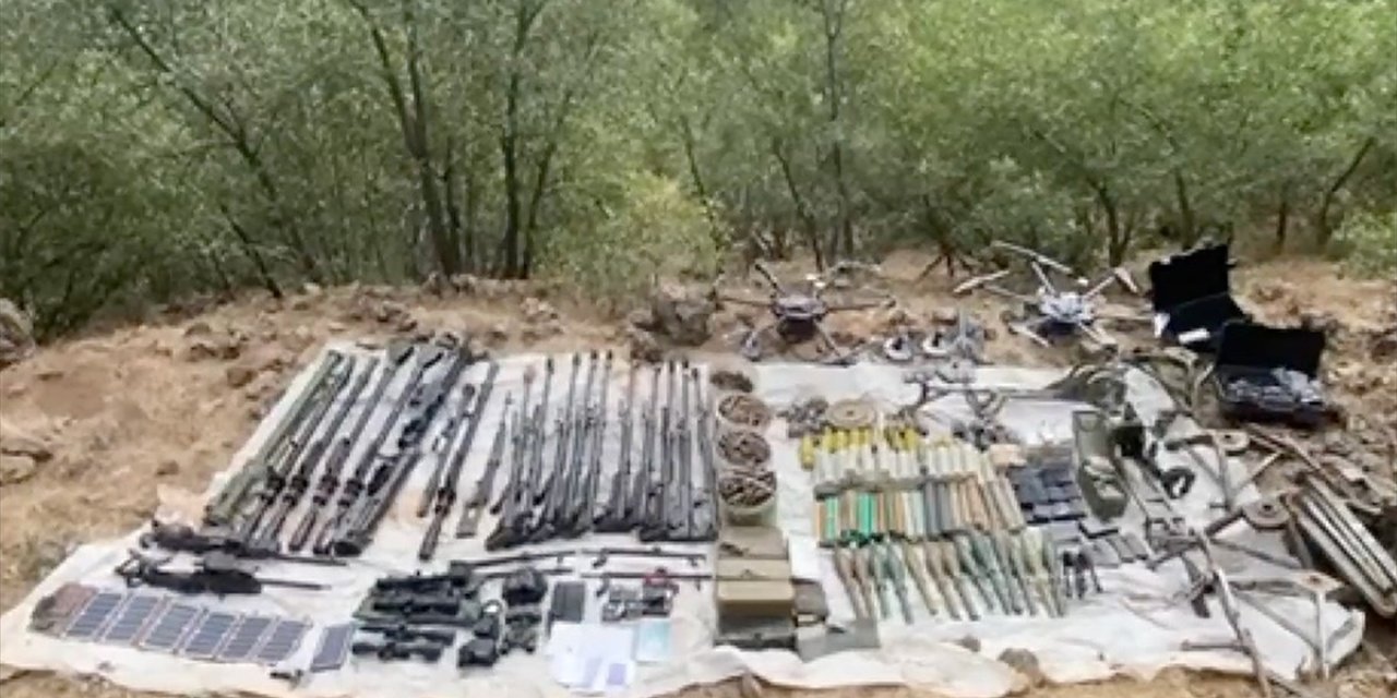 Pençe-Kilit Operasyonu Bölgesinde Çok Sayıda Silah, Mühimmat, Tıbbi Malzeme ve Yaşam Malzemesi Ele Geçirildi