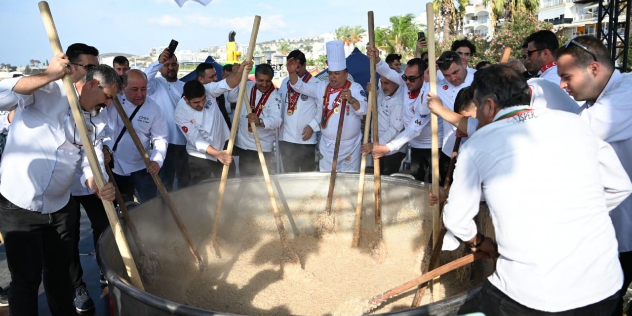 Kuşadası Sokak Festivali 5 Bin Kişilik Keşkek Rekoru Denemesi İle Final Yaptı