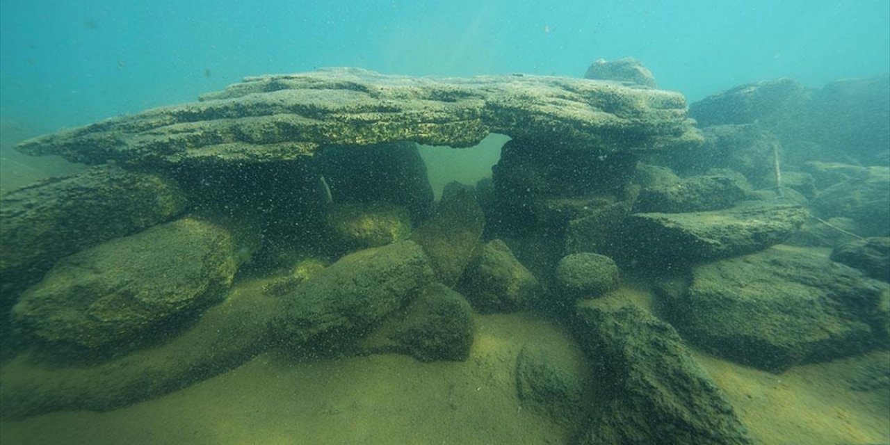 Van Gölü'nün Çekilmesiyle Görünür Hale Gelen Yapı Kalıntıları Su Altından Görüntülendi