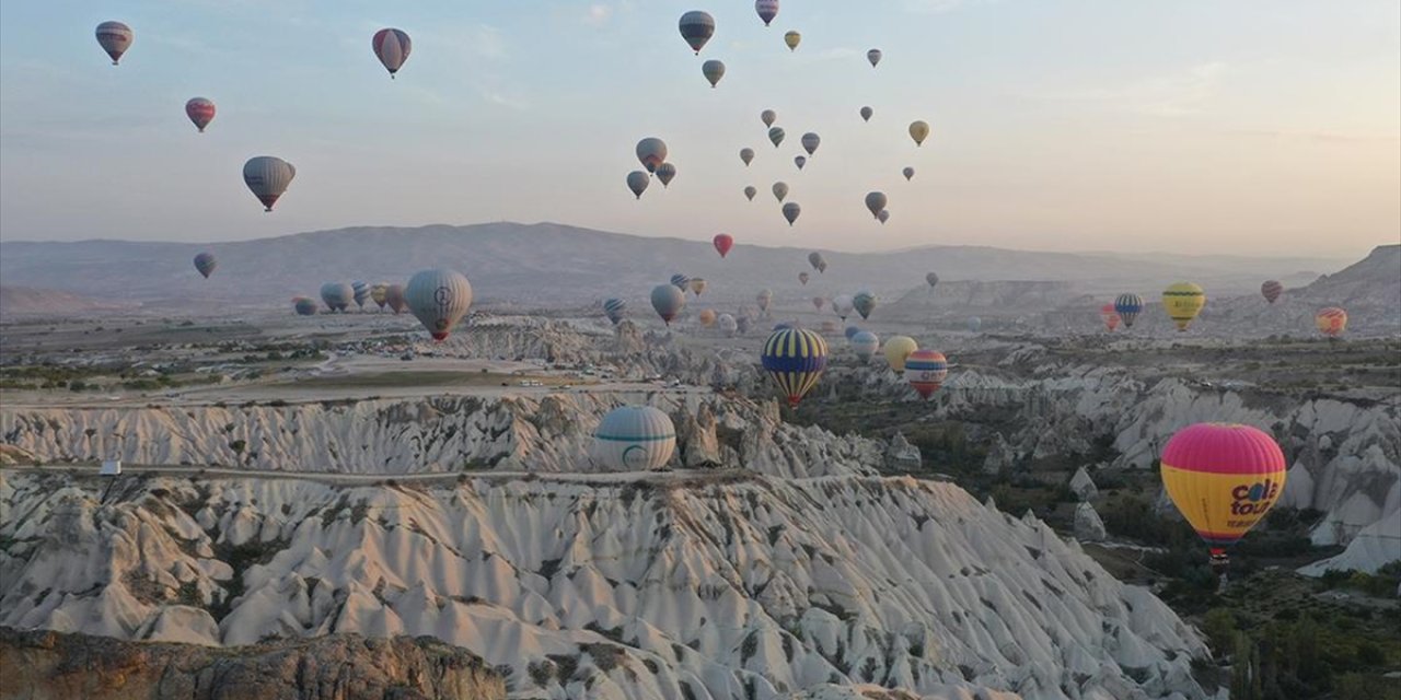Kapadokya'da Sıcak Hava Balonları Rekora Uçtu