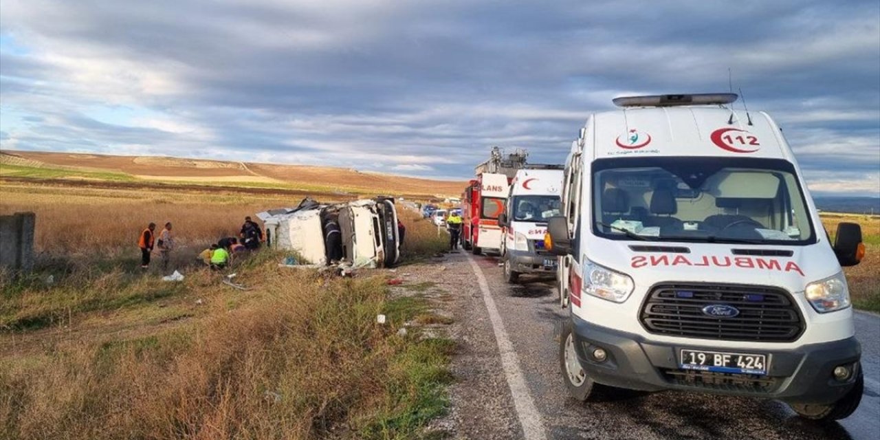 Çorum'da Minibüsle Tankerin Çarpışması Sonucu 1 Kişi Öldü, 18 Kişi Yaralandı