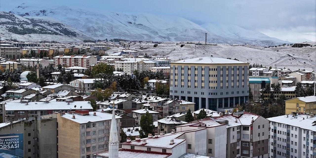 Erzurum Şehir Merkezine Mevsimin İlk Karı Yağdı
