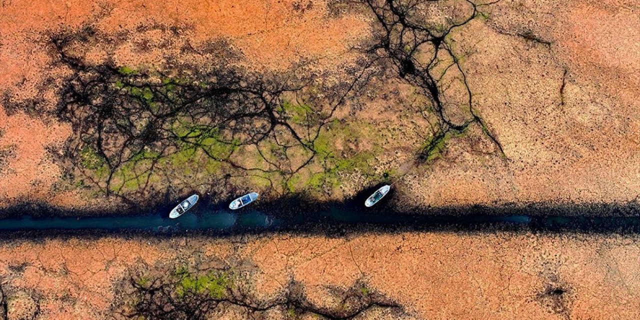 Konya'da Suları Çekilen Gölde Balıkçı Tekneleri Karaya Oturdu