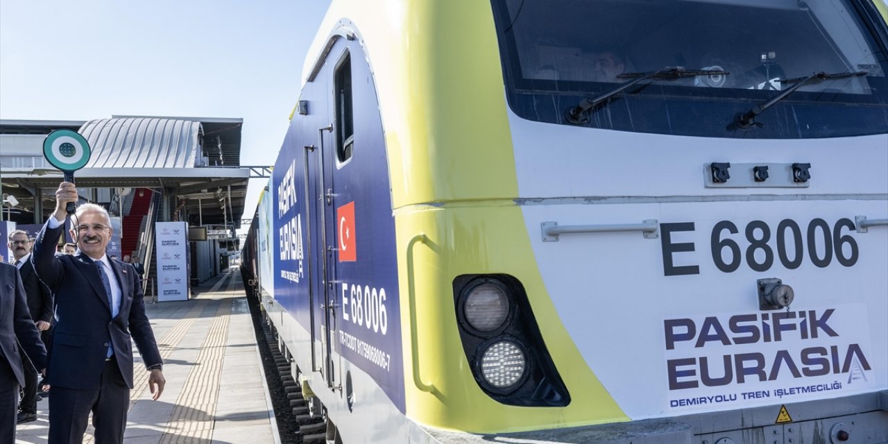 Türkiye'nin İlk Özel Uluslararası Yük Treni İstanbul'dan Avrupa'ya Uğurlandı